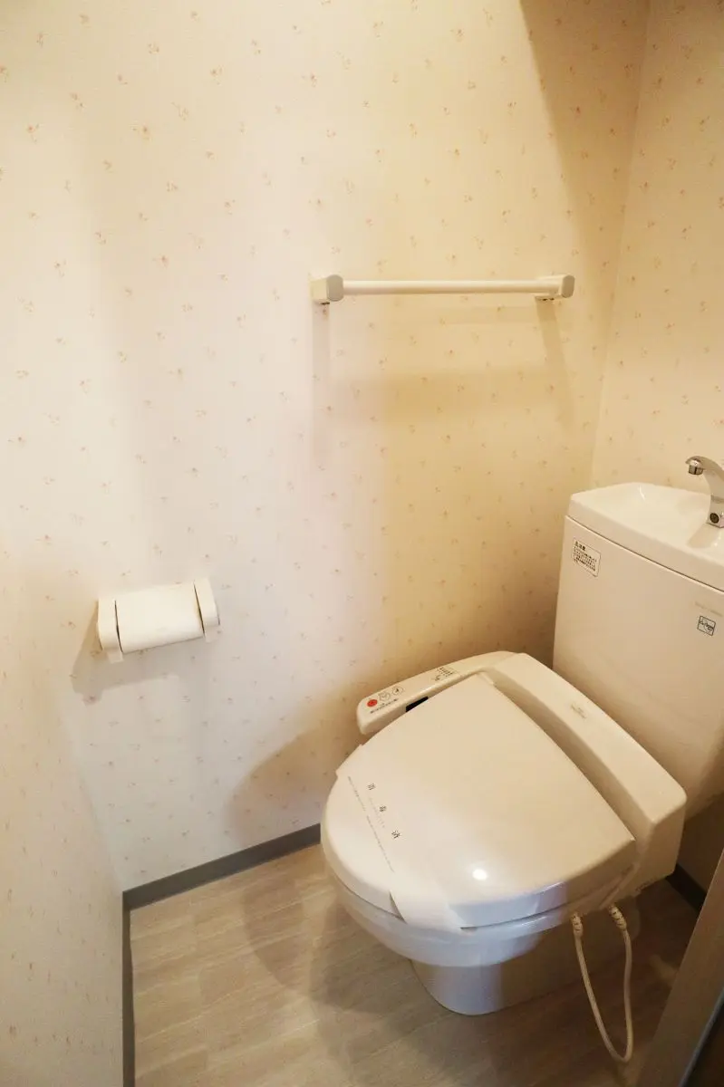 バス・トイレ別!温水洗浄便座です。