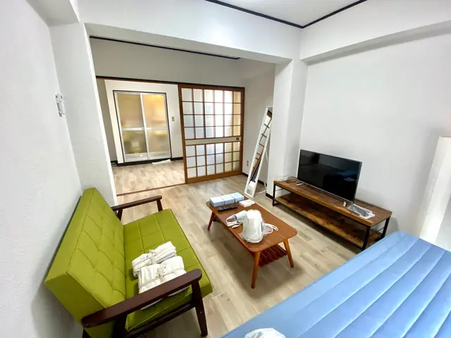 32型YouTube対応テレビ完備、ソファー二人掛けでくつろいで頂けます。フロアランプで落ち着いた空間