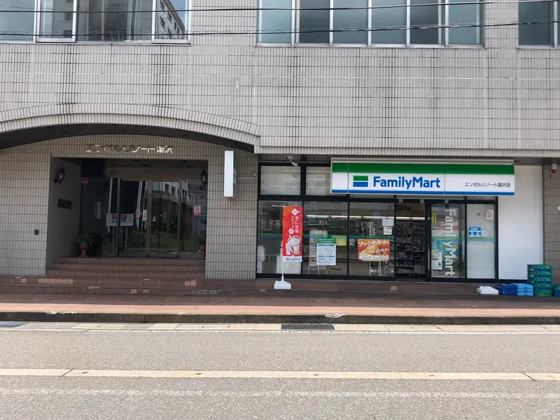 入り口とファミリーマート