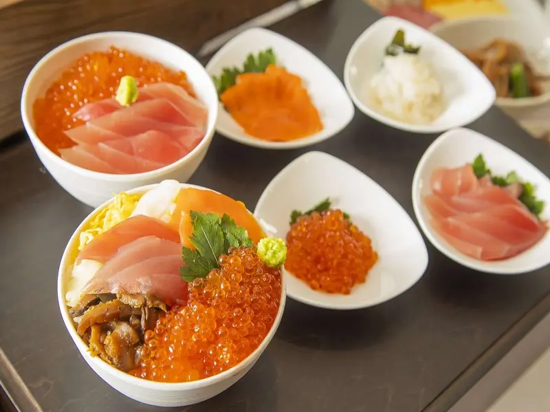 お好みの海鮮をお好きなだけ乗せてつくる海鮮丼!(イメージ)※別料金