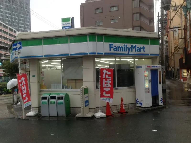 ファミリーマート四つ橋なんば駅前店