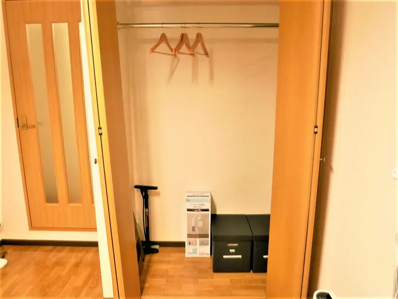 クローゼットタイプの収納にはハンガーもご用意しています☆