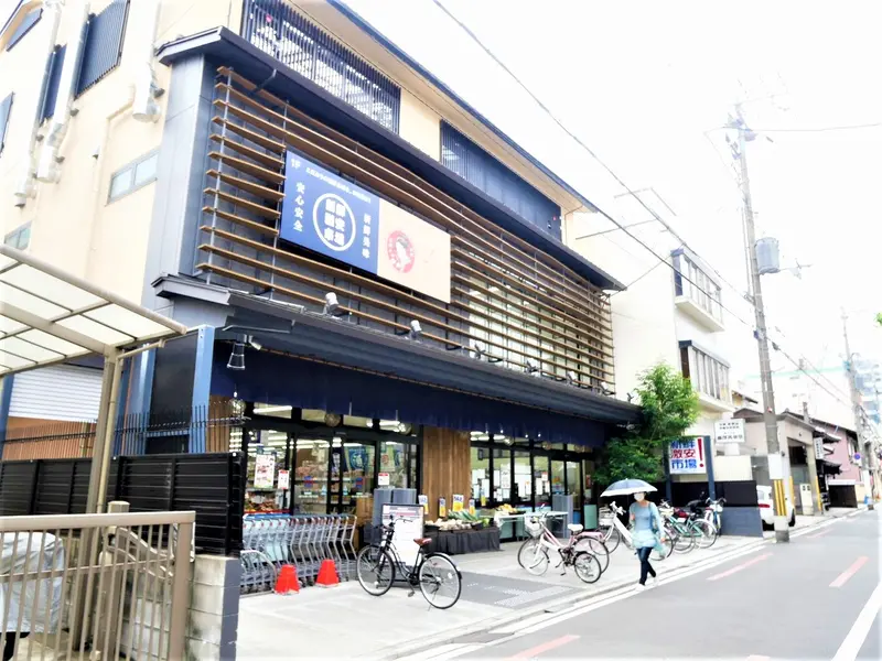 スーパーまで徒歩4分です☆