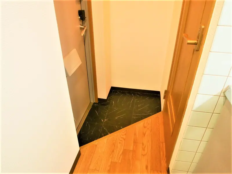 お部屋の玄関はこんな感じ、スマートロックを採用しています☆
