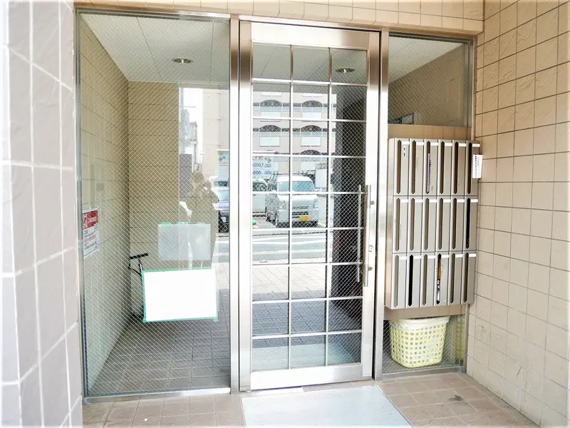 マンションの玄関はこんな感じです☆