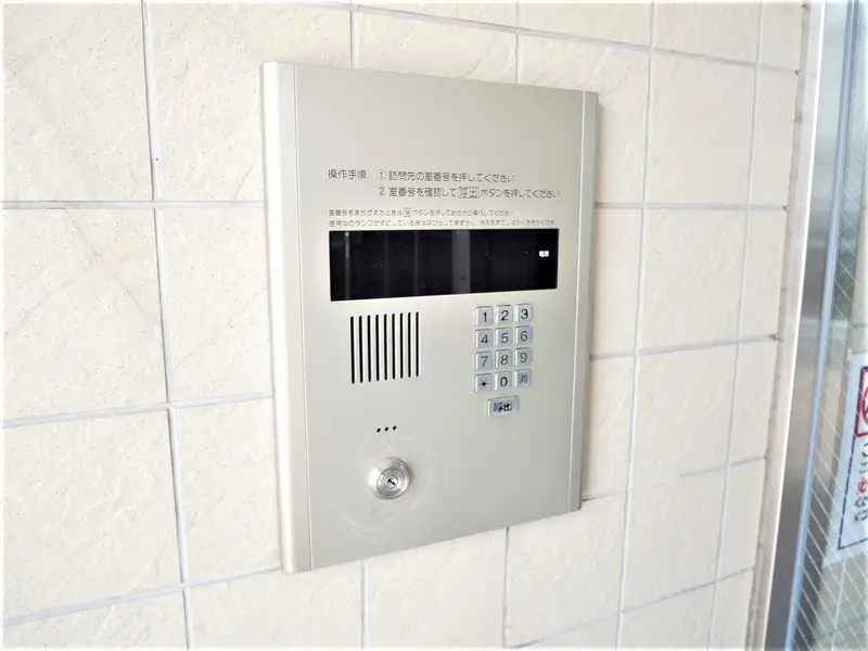 マンション入り口にはオートロックがあるので安心ですね☆