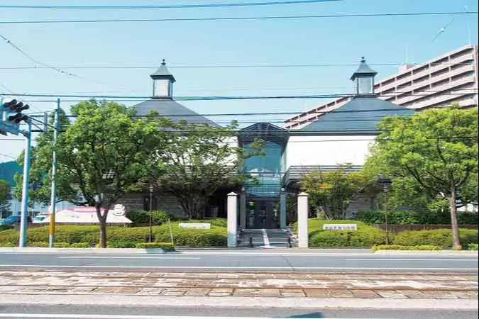 高知市立自由民権記念館まで徒歩11分、800m。