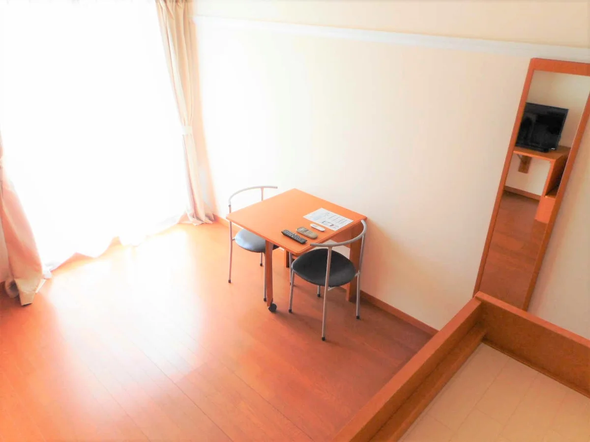 テーブルは折り畳み式です