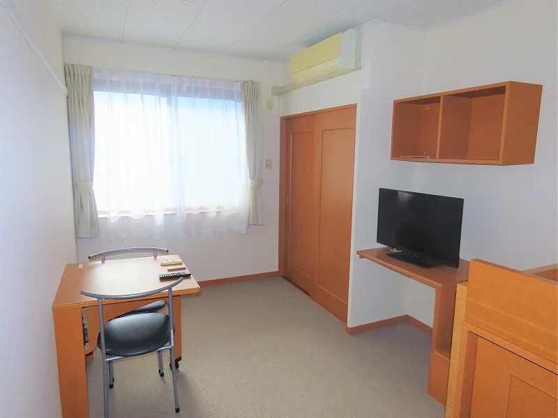 カーテンやテーブル、テレビも備え付けです