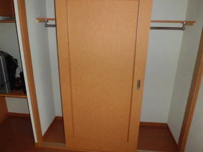 クローゼットはシンプルながら使いやすい形状です。