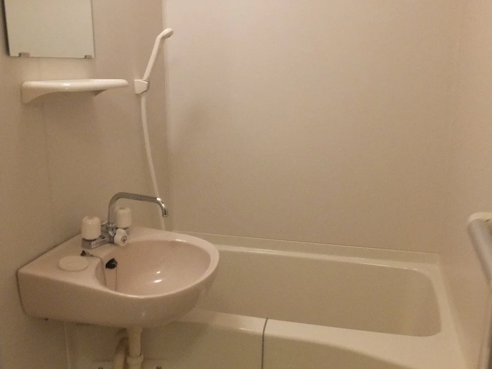 洗面台とユニット式のお風呂です