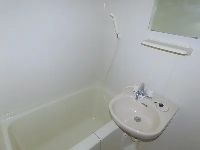 洗面台とユニット式のお風呂です