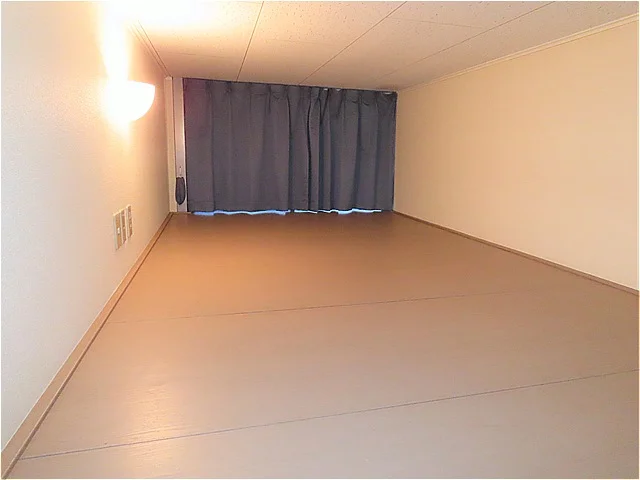 ロフトにはカーテンや電気、コンセントもあります