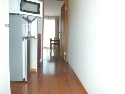 手前がキッチン、奥が居室。