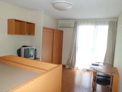 ホワイトとメイプルを基調とした明るい室内です。