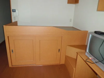 ベッドの高さはほぼ腰高。下部が収納になっています。