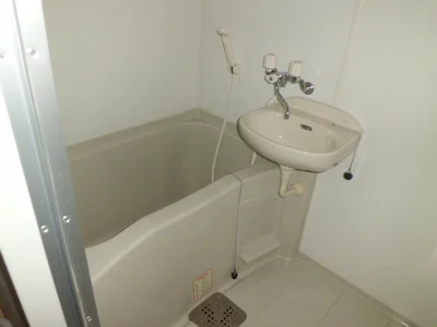 洗面台付バスルーム。