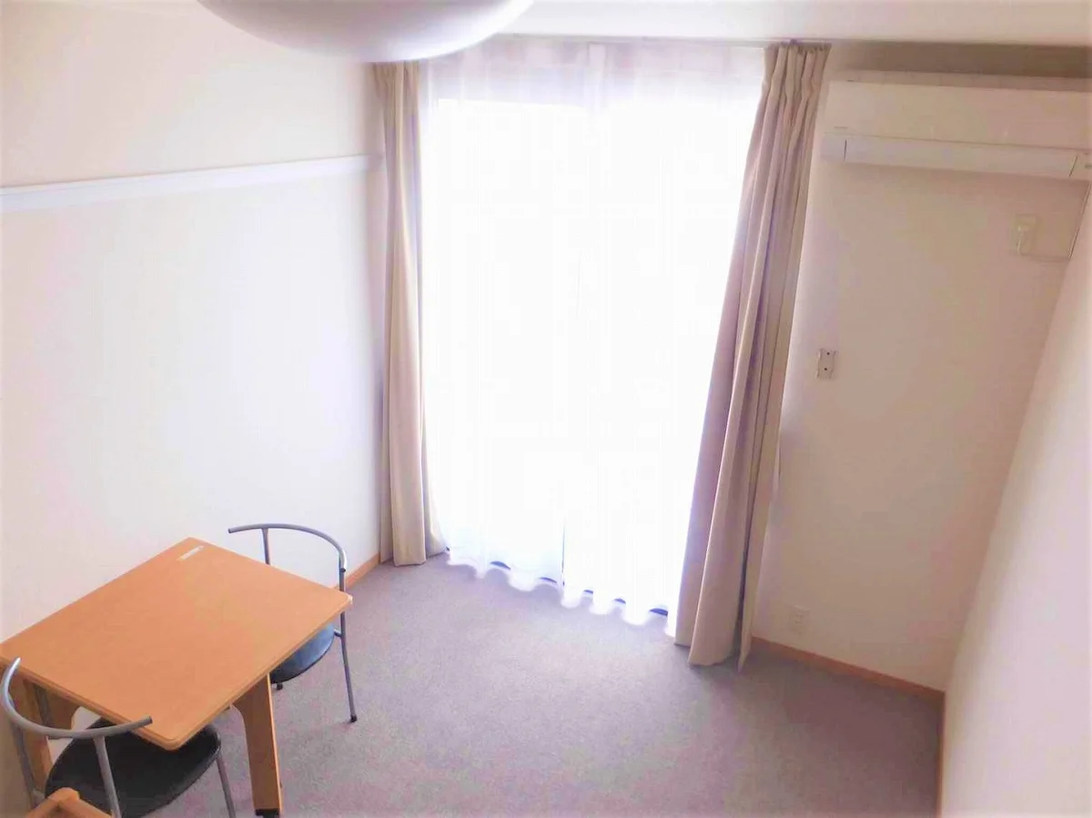 テーブルは折り畳み式です