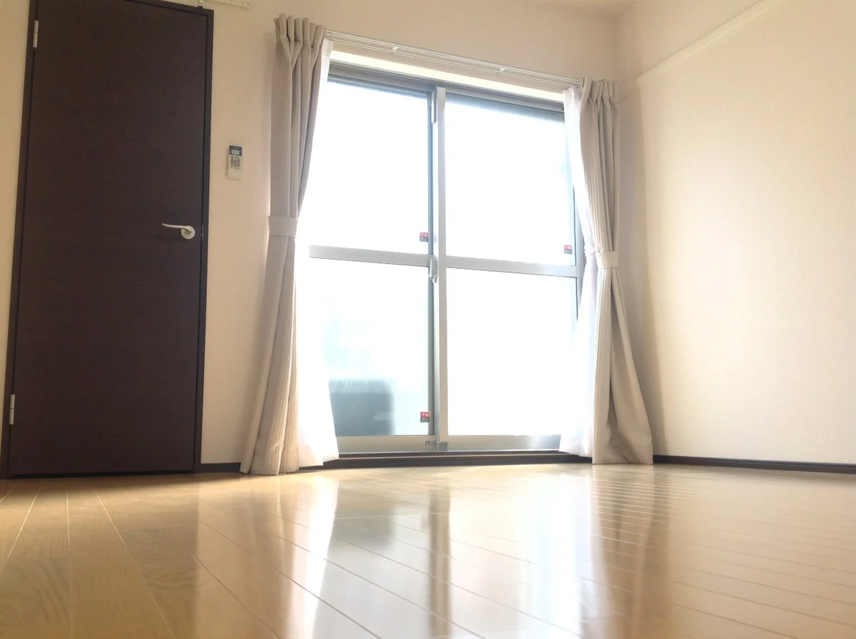 ワイドな窓が広がるリビング