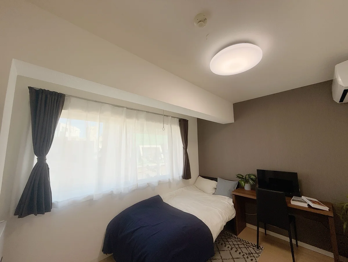 写真はお部屋のイメージです。ラグなどの室内装飾はございません。