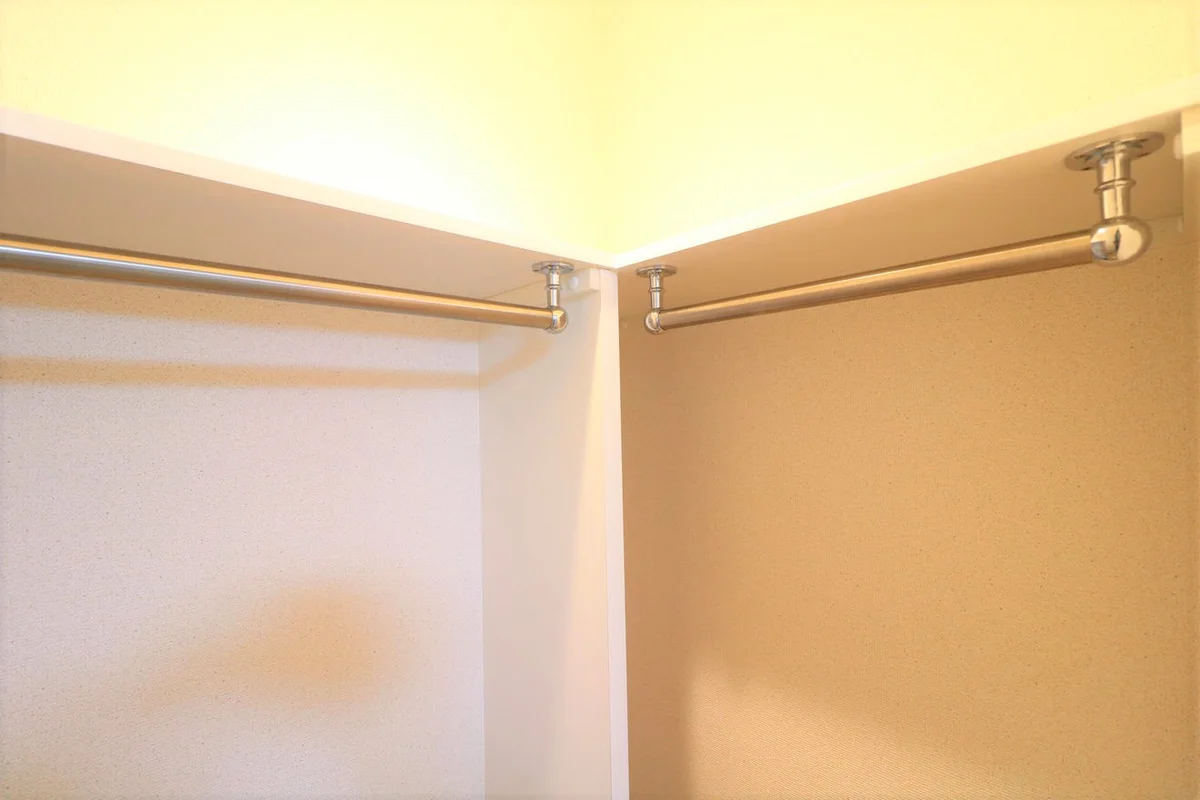 ハンガーパイプ付きでスッキリ収納