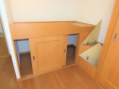 ベッド下、階段下は大容量収納！