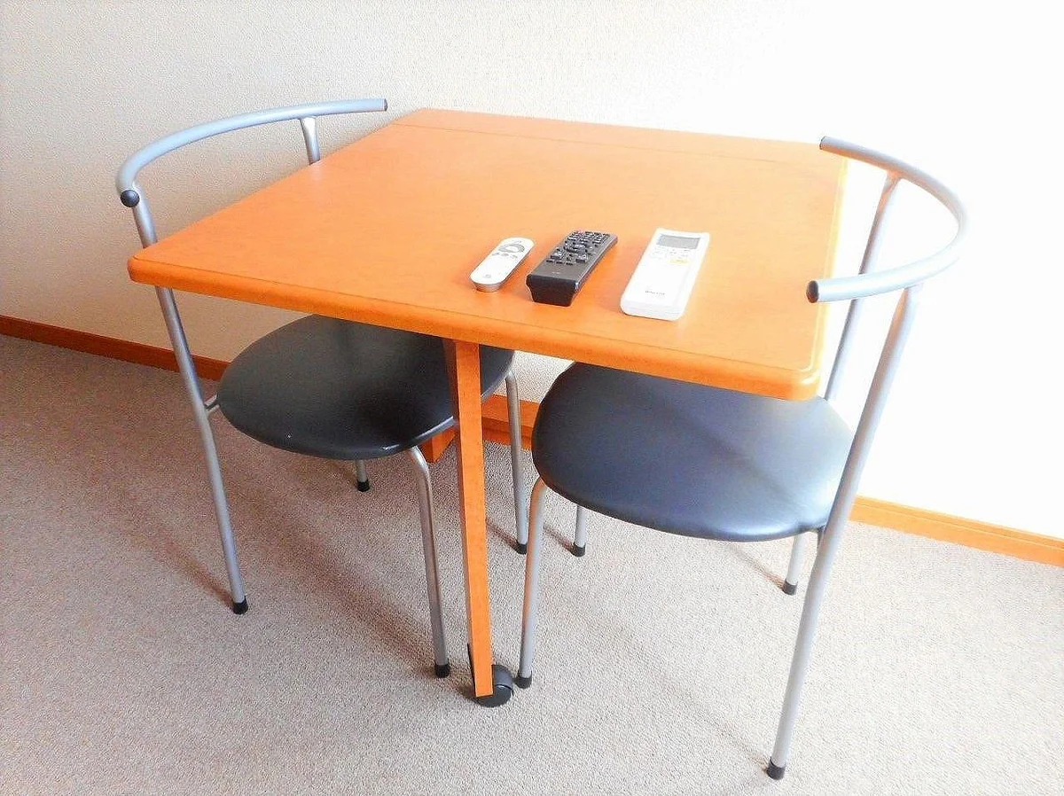 テーブルは折り畳み式です