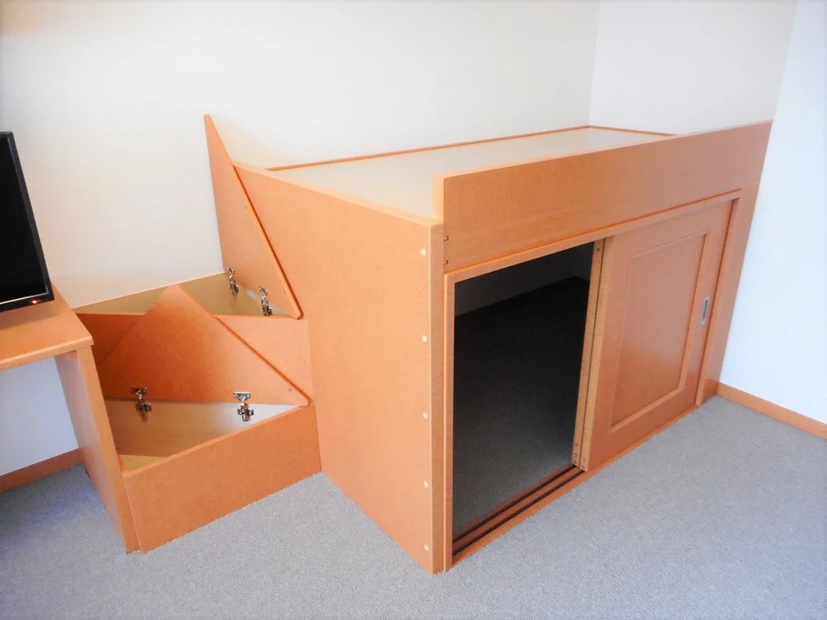 ベッド下、階段下は大容量収納！