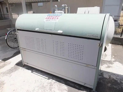 敷地内にゴミ庫が設置されておりゴミ捨てに便利です