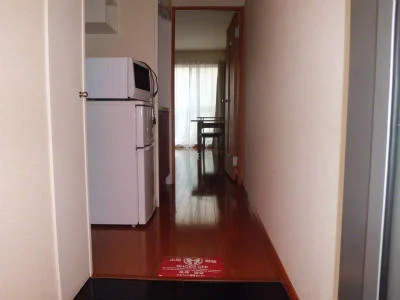 メイプルカラーのフローリングが美しい室内です。