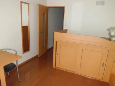 ベッドや姿見も付いてます。