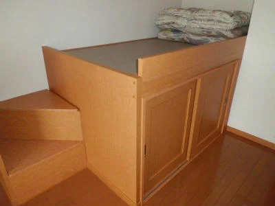 布団が付くのは短期契約の時のみ。