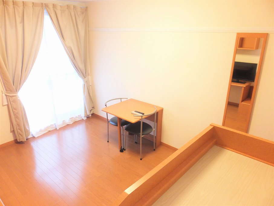 テーブルは折り畳み式です
