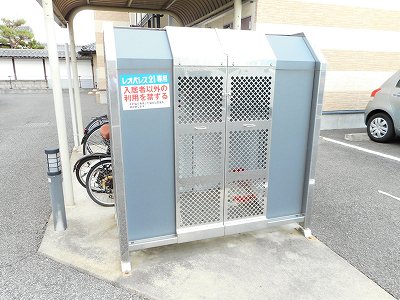 敷地内にゴミ庫が設置されておりゴミ捨てに便利です