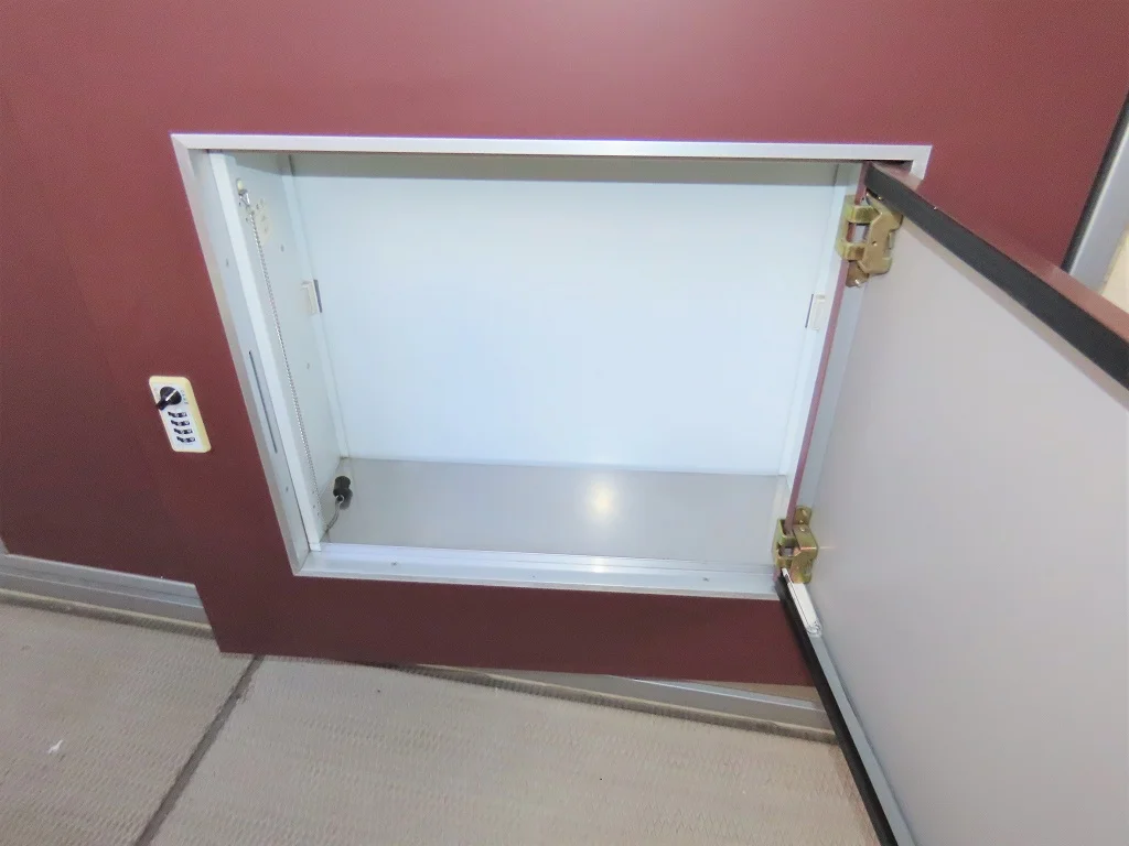 玄関扉に宅配ボックスあり