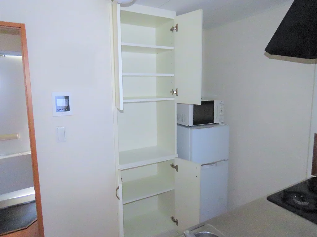 キッチン周りも収納が豊富です