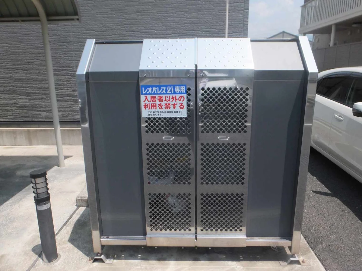 敷地内にゴミ庫が設置されておりゴミ捨てに便利です