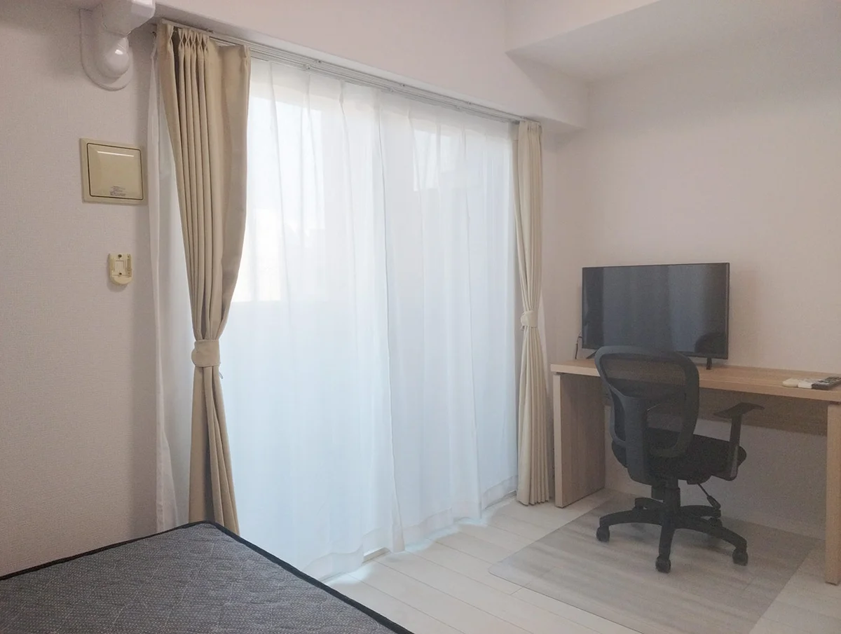 写真はお部屋のイメージです。ラグなどの室内装飾はございません。