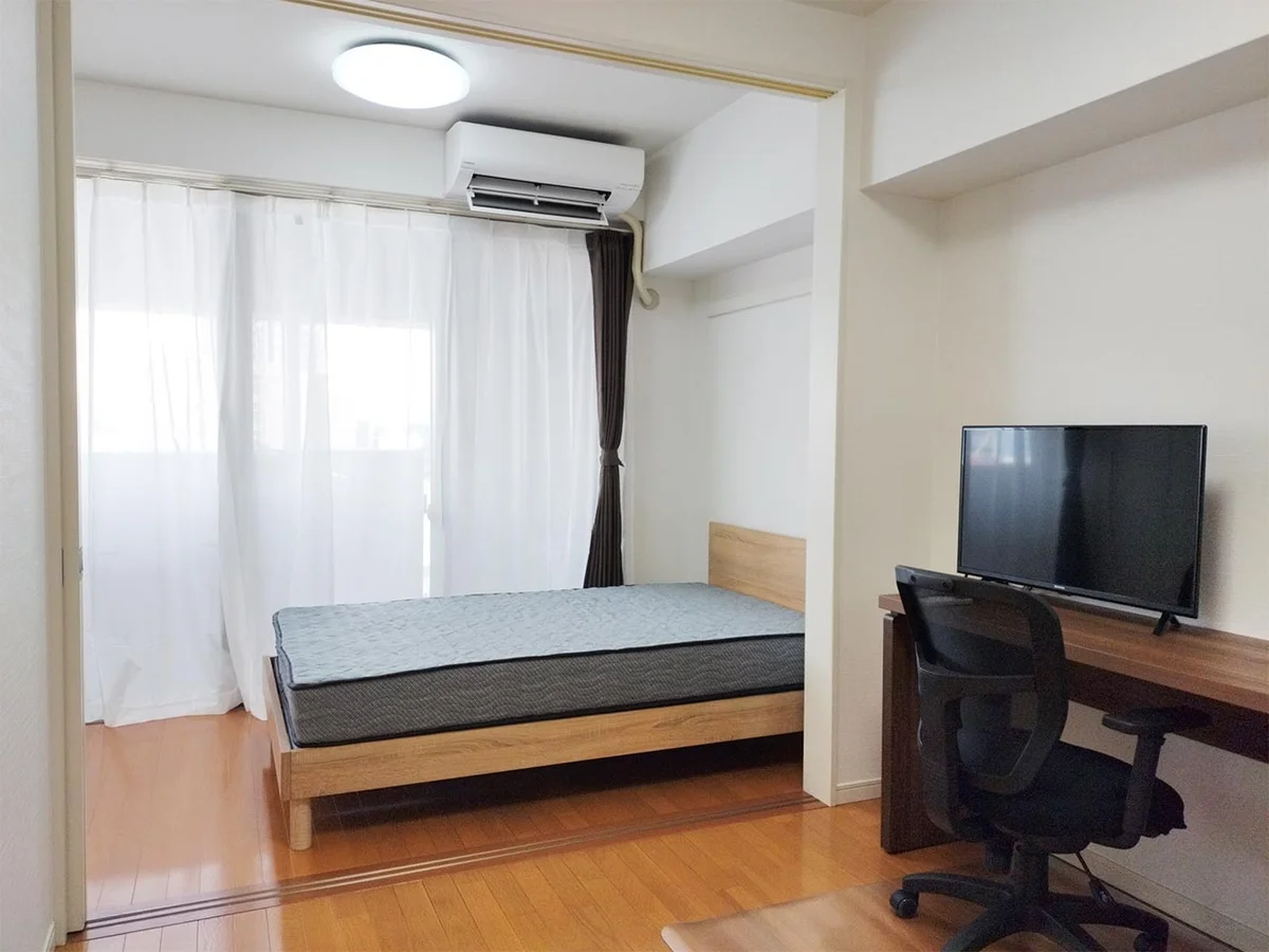 写真はお部屋のイメージです。ラグなどの室内装飾はございません。