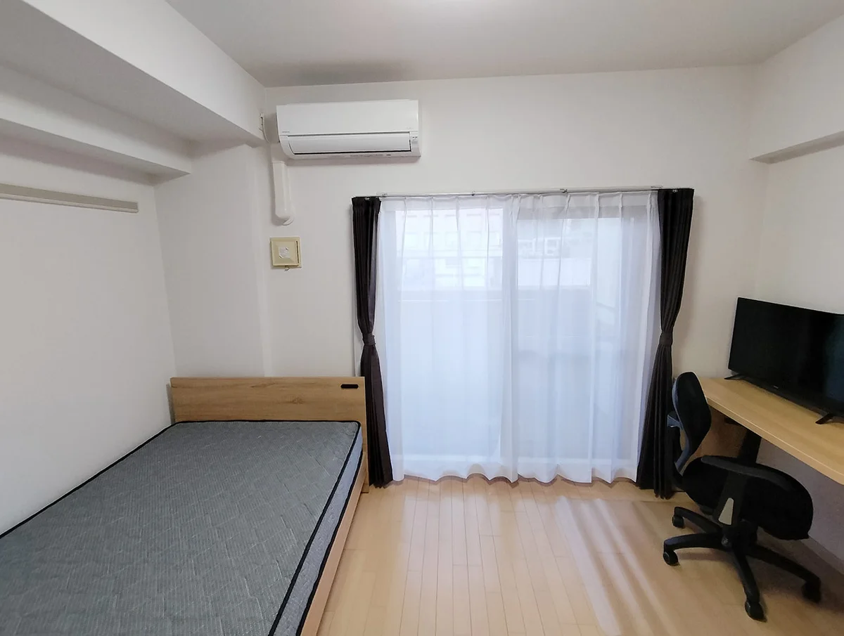 写真はお部屋のイメージです。ラグなどの室内装飾はございません。