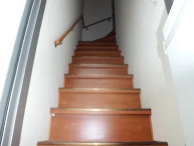 玄関は１階。玄関扉を開けると、階段が。