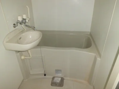 洗面台付バスルーム。