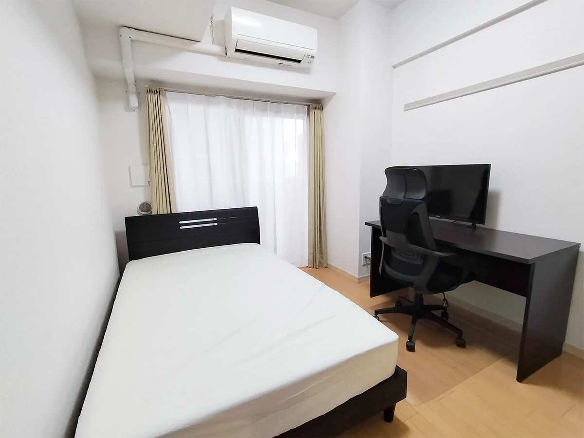 写真はお部屋のイメージです。ラグなどの室内装飾はございません。