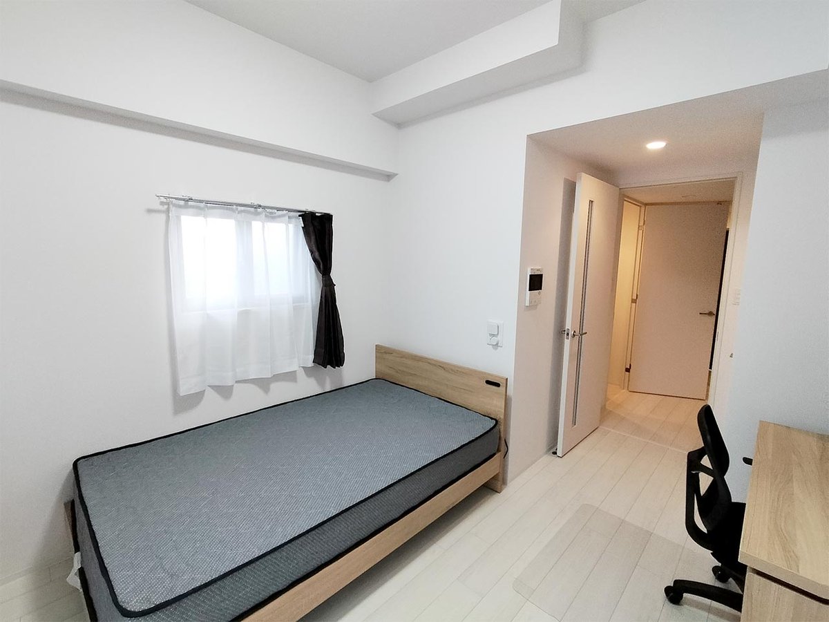 写真はお部屋のイメージです。ラグなどの室内装飾はございません。