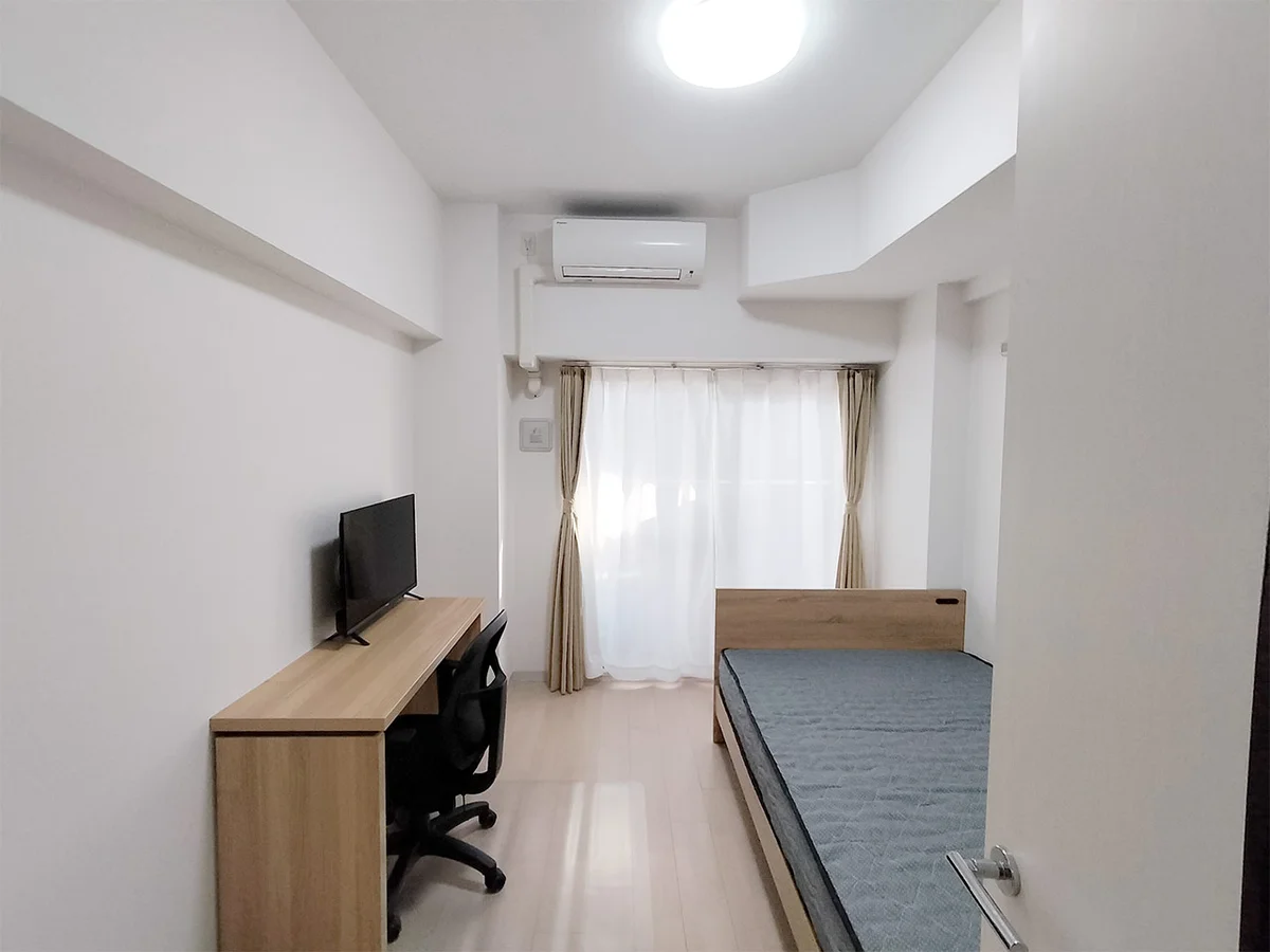 写真はお部屋のイメージです。ラグなどの室内装飾はございません。