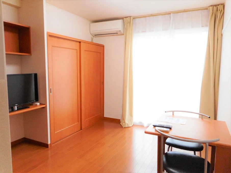 カーテンやテーブル、テレビも備え付けです