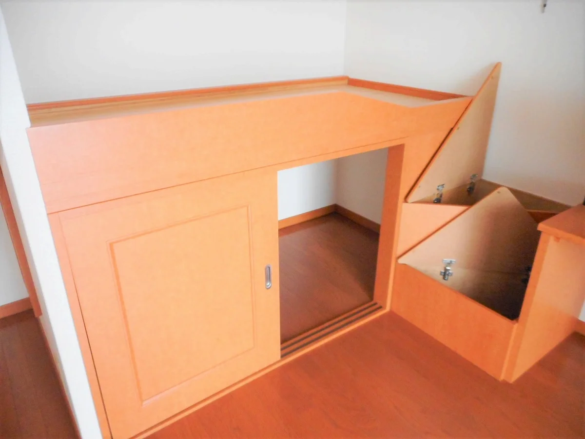 ベッド下、階段下は大容量収納！