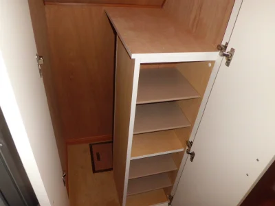 ゴルフバッグも入りそうな大きな下駄箱です。