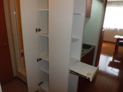 キッチン横の棚。小物の収納に便利です。