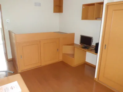 ベッドの下は収納になっています。